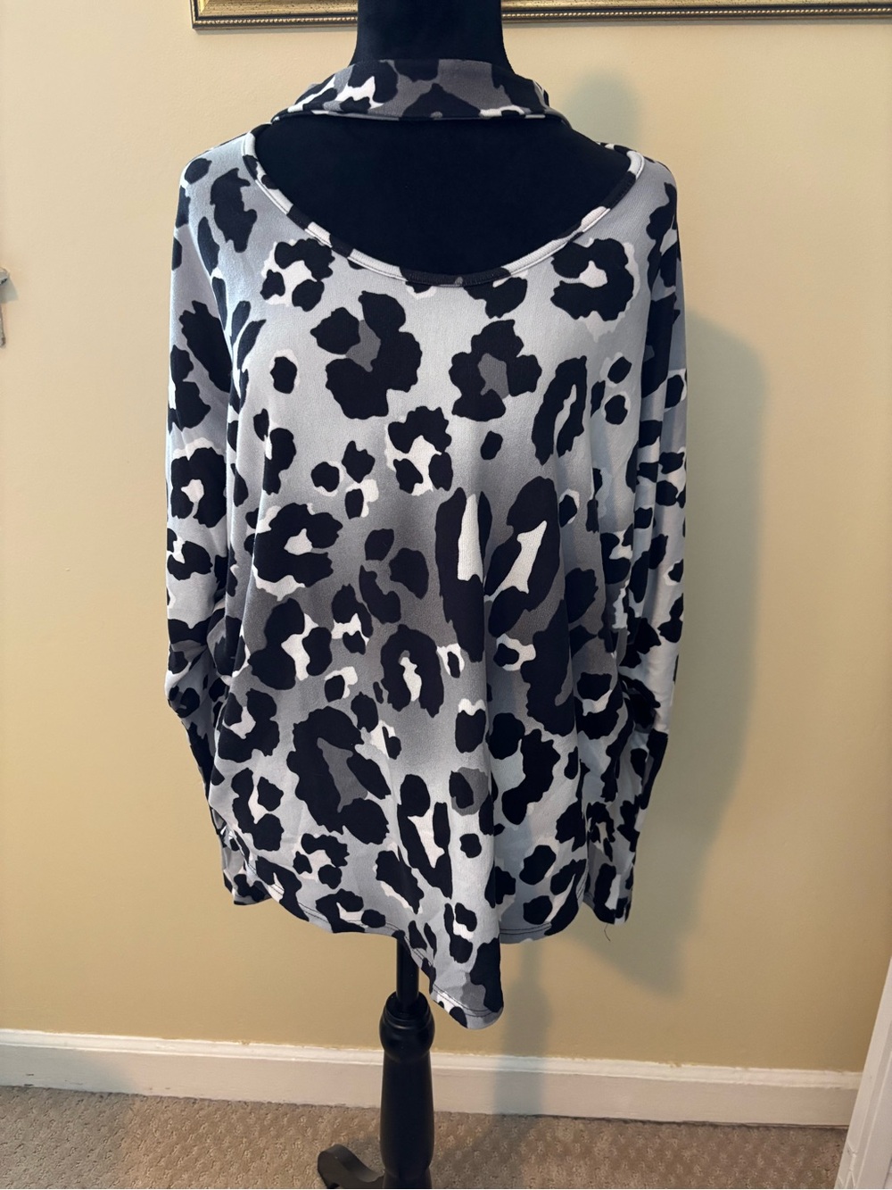 Relaxed Scoop-Neck Animal Print Tunic in Black and Gray
